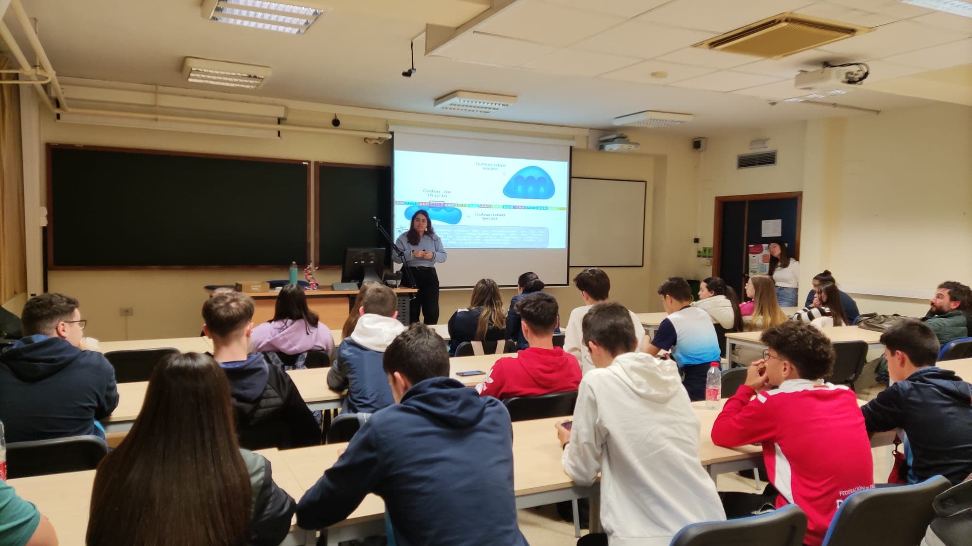 Sesión educativa con estudiantes trabajando en equipo.