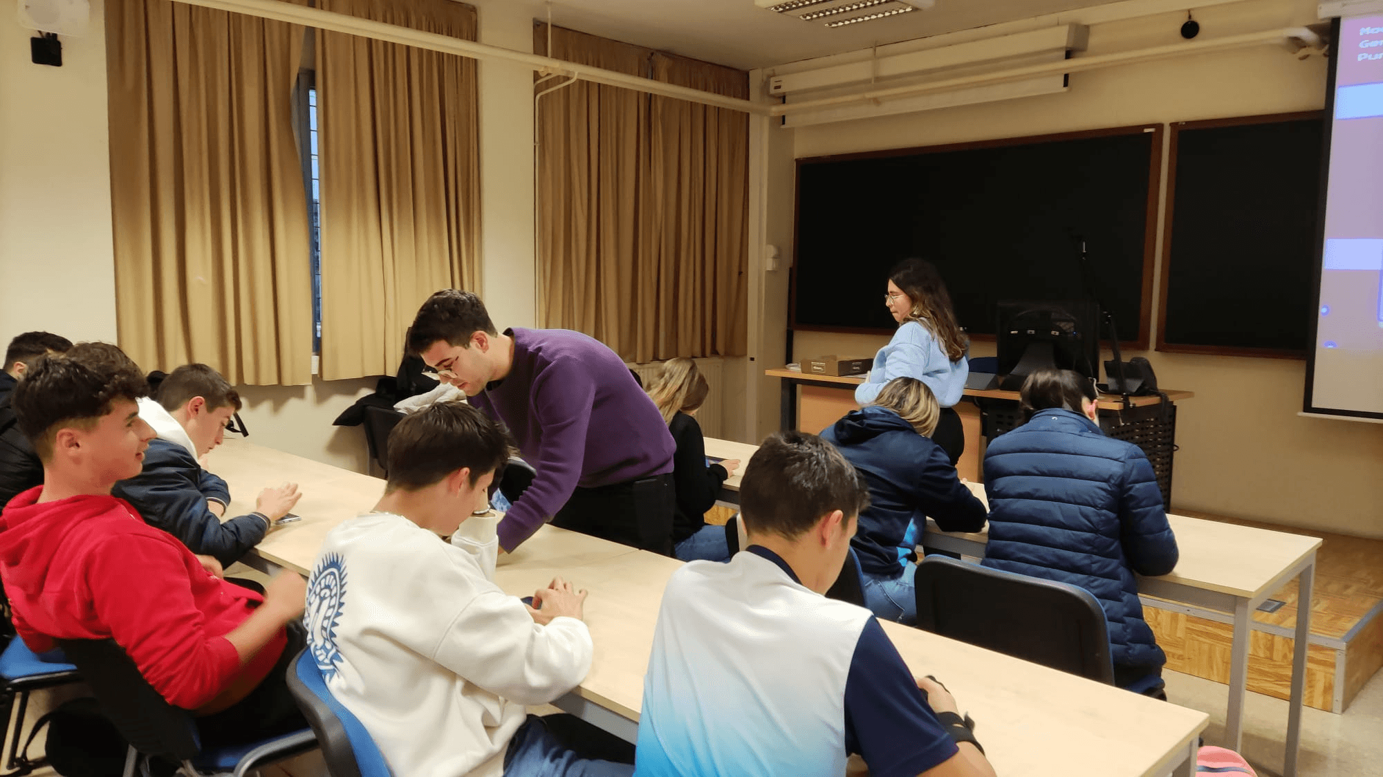 Aula trabajando con NeoDogma como apoyo al aprendizaje.